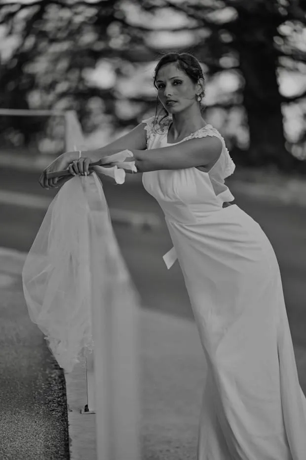 Mariée au regard intense, robe à dentelle, noir et blanc