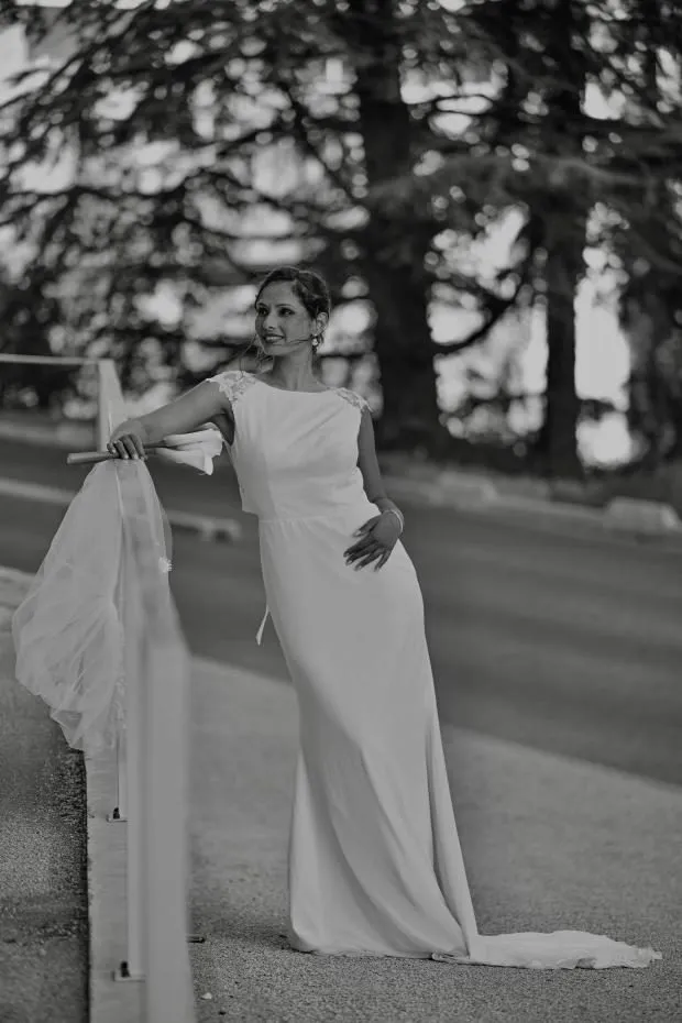Mariée en pied, robe fluide, photo noir et blanc