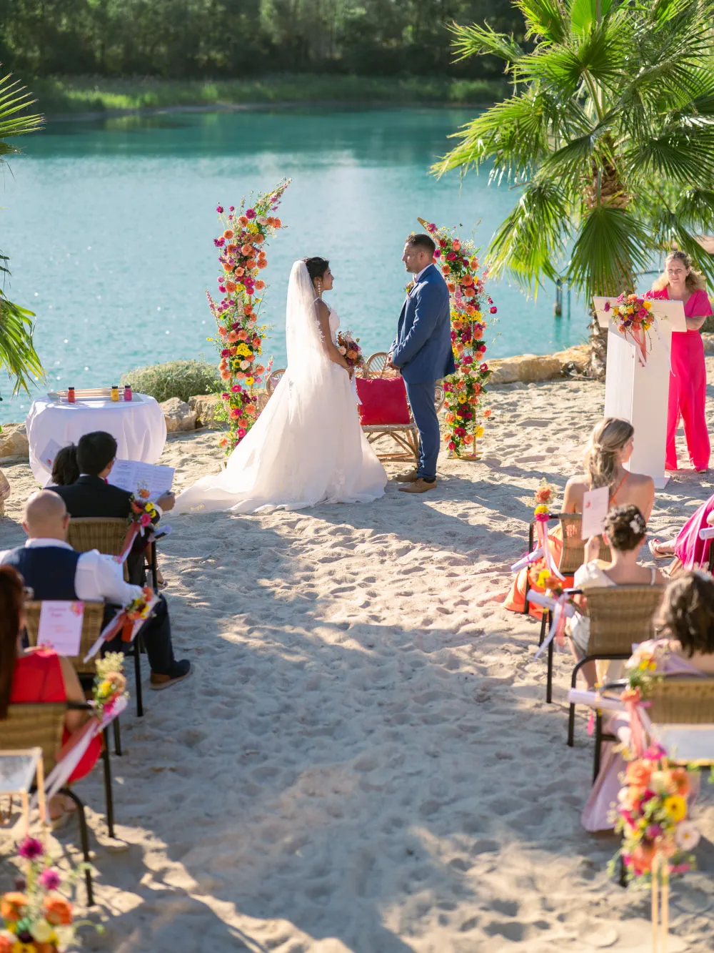 Cérémonie de mariage au bord de l'eau, décor fleuri