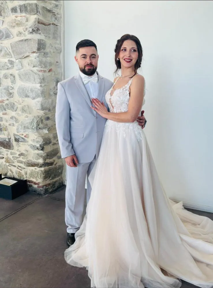 Emma et Arthur enlacés, robe de mariée à traîne