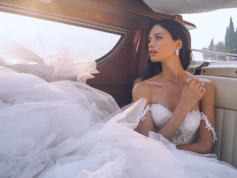 Mariée élégante en robe de mariée en dentelle