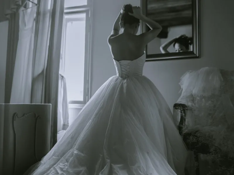 Mariée en préparatifs devant un miroir, robe à corset lacé