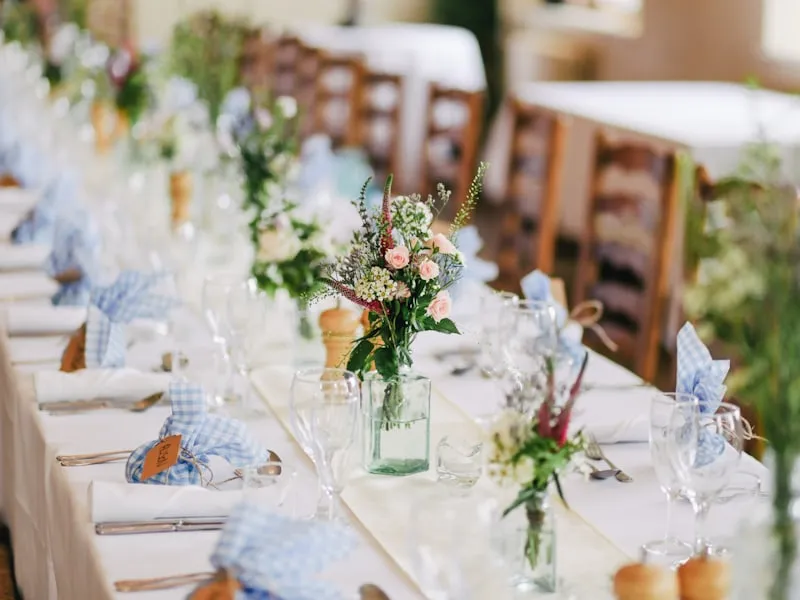 Table de réception fleurie pour un mariage